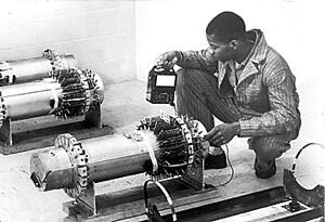 Техник занятый калибровкой ртутных трубок в контейнерах памяти UNIVAC Семь - фото 8