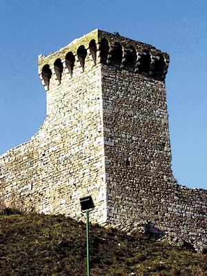 Башня Большой крепости Вид на Нижнюю базилику Руины средневековой крепости - фото 8