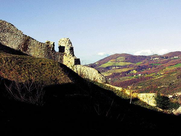 Руины средневековой крепости Улочка Верхнего города Круглая башня Большой - фото 10