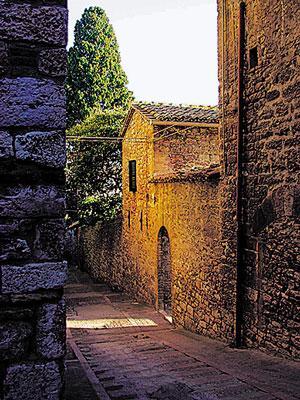 Улочка Верхнего города Круглая башня Большой крепости Умбрия Перуджа - фото 11