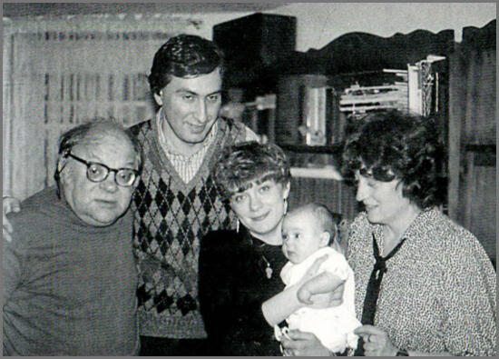 Слева направо я зять Михаил Рубинштейн дочь Леночка внучка Наташа и жена - фото 23