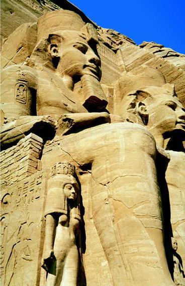Колоссы фасада храма в АбуСимбеле Нубия представляют фараона Рамсеса II XIX - фото 8