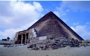 Вход в гробницу вельможи Сешемнофера IV перед Великой пирамидой Гиза - фото 10