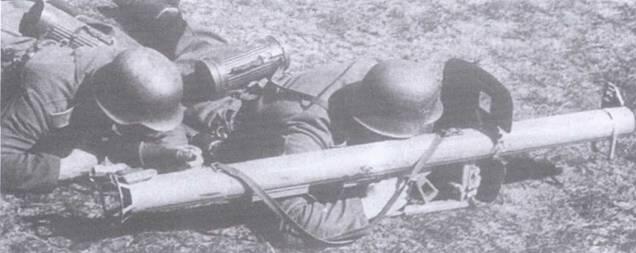 Расчет немецкого противотанкового ружья Панцершрек на боевой позиции - фото 14
