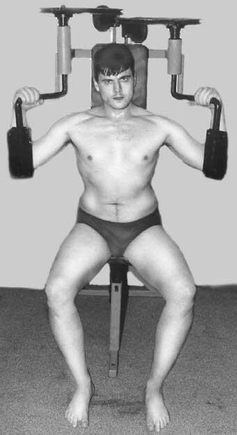 Рис 58 Упражнение для укрепления приводящих мышц плеча правильное положение - фото 58