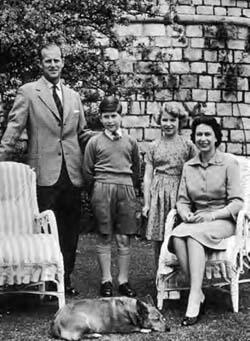 The young Prince Charles with his parents and sister Princess Anne A corgi was - фото 3