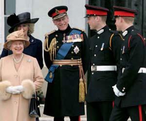 The family together for Harrys Passing Out parade at Sandhurst in April 2006 - фото 64