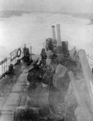 Вверху и справа на эсминце Урицкий во время учений в море - фото 10