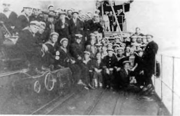Эсминц Троцкий и его экипаж два фото вверху Моряки с эсминца Энгельс - фото 19