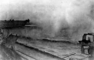 Вверху во время торпедных стрельб на эсминце Карл Маркс - фото 6