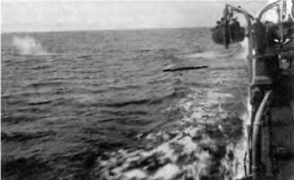 Вверху во время торпедных стрельб на эсминце Карл Маркс Слева эсминец - фото 7