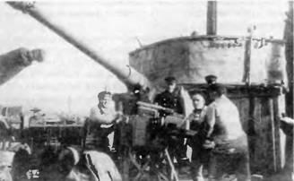 Слева эсминец Ленин на зимнем стоянке в Кронштадте вверху и во время - фото 9