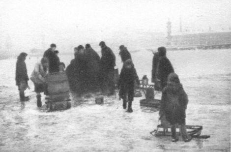 За водой к Неве В эвакуацию 1942 г А А Жданов и Л А Говоров в - фото 7
