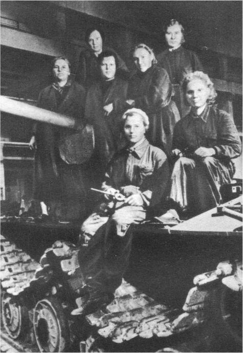 Бригада слесарей организованная из жен фронтовиков 1942 г Атака А А - фото 12