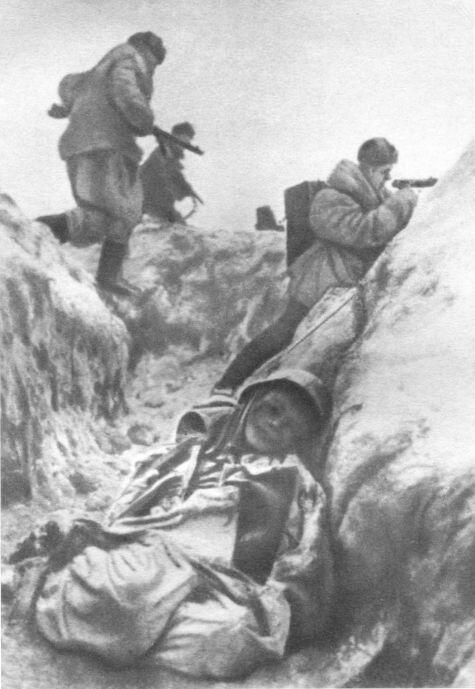Атака А А Кузнецов и А А Жданов на фронте 1943 г Бой ведут - фото 13