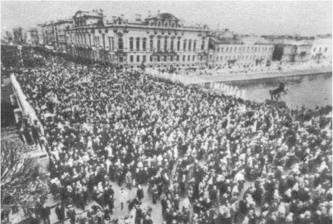 9 мая на Невском проспекте Ленинградцы пришли на Пискаревское кладбище - фото 18