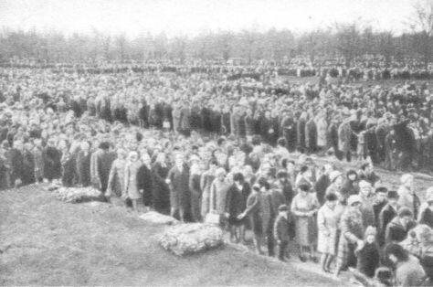 Ленинградцы пришли на Пискаревское кладбище почтить память защитников города и - фото 19