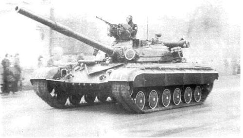 Т64А перед парадом 9 мая 1985 г В качестве силовой установки был использован - фото 2