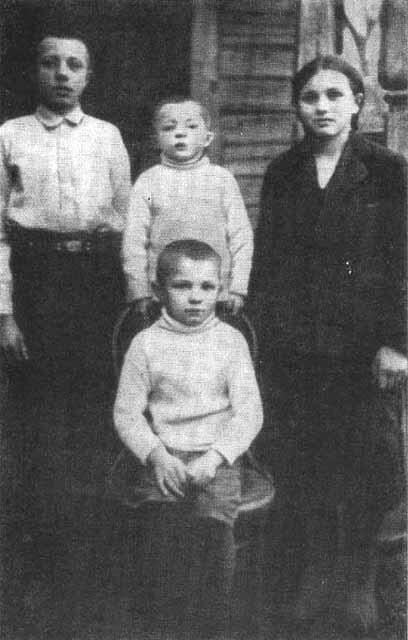 Юрий Гагарин сидит вместе со старшим братом Валентином младшим братом - фото 5