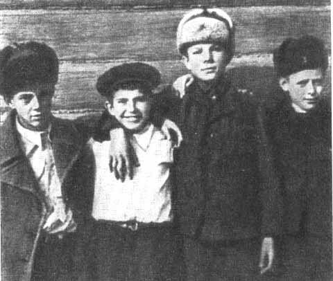 Юрий Гагарин в школьные годы Юрий Гагарин во время производственной практики - фото 7