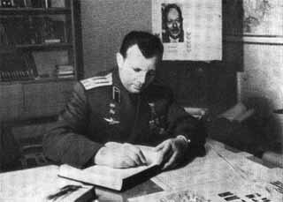 В издательстве ЦК ВЛКСМ Молодая гвардия Ю А Гагарин с женой Валентиной - фото 63