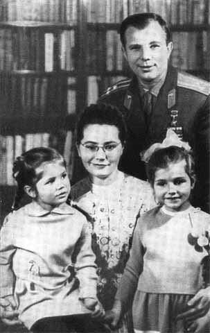 Ю А Гагарин с женой Валентиной Ивановной и дочерьми Леной и Галей Одна из - фото 65