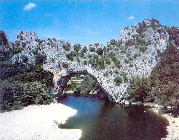 Естественный арочный мост высотой 34 м через р Ардеш на юге Франции Вероятно - фото 7