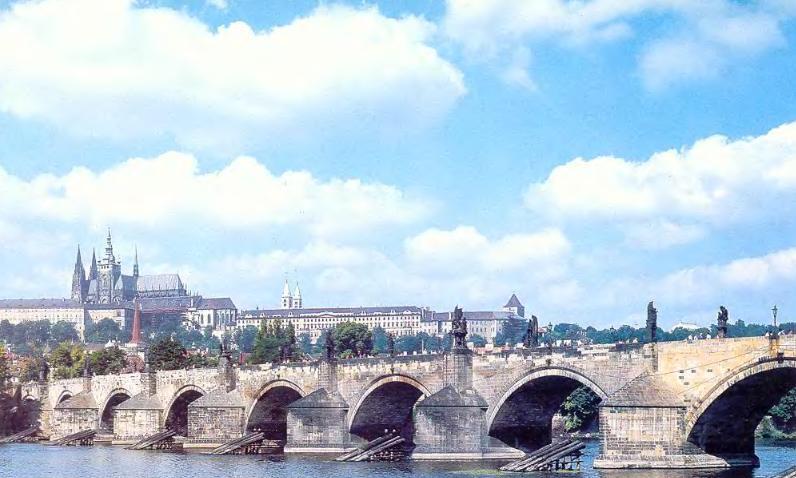 Карлов мост в Праге через р Влтаву Он был возведен в 1357 г после как - фото 12