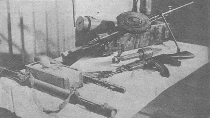 Оружие захваченное американцами у Вьет Конга слева направо РПГ2 коробка - фото 34