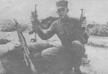 Морской пехотинец США с двумя французскими пистолетамипулеметами МАТ 1950 - фото 41