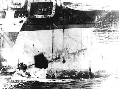 Фото времён Второй Мировой Войны Результат попадания камикадзе в борт - фото 46