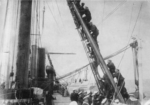 Корабельные учения Несмотря на то что Александр II принадлежал к кораблям - фото 64
