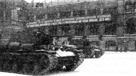 Танки КВ1 проходят по Красной площади во время парада 7 ноября 1941 года В - фото 12