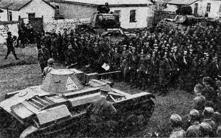 Митинг в танковой части Весной 1942 года стандартным вооружением танковых - фото 13