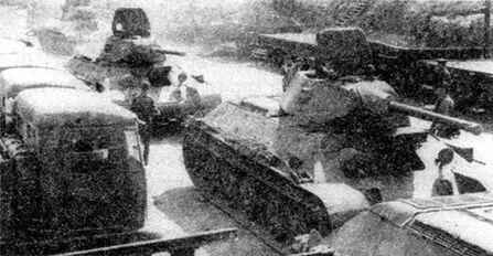 Танки Т34 и артиллерийские тягачи СТЗ5 на площадке готовой продукции - фото 14