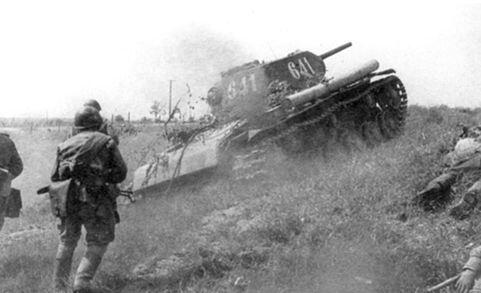 Танк КВ1с поддерживает пехоту в бою на Карельском перешейке Ленинградский - фото 194