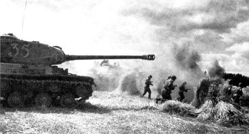 Танки ИС2 поддерживают атакующую пехоту Прибалтика август 1944 года - фото 196