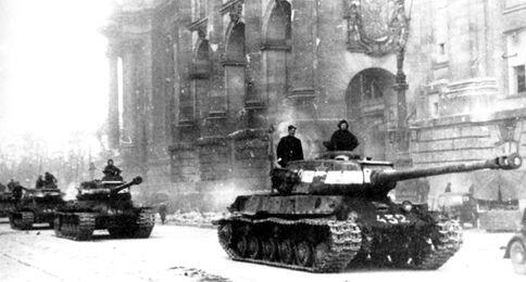 7я гвардейская тяжелая танковая бригада на улицах Берлина Май 1945 года - фото 202