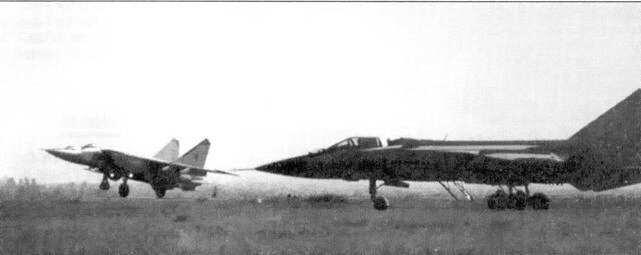 Преемственность поколений на переднем плане МиГ31 на заднем МиГ25ПУ - фото 21