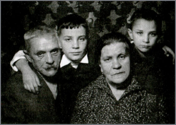 Дети с бабушкой и дедушкой 1937 год Дети с бабушкой 1940 год С детьми Н - фото 15
