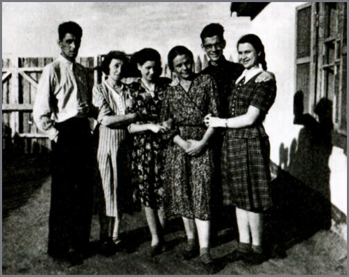 С детьми Н В Адамовым и друзьями Караганда 1950 год Наум Коржавин - фото 17