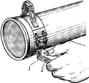 Рис 10 Перевод передней рукоятки огнемета из походного положения в боевое 1 - фото 10
