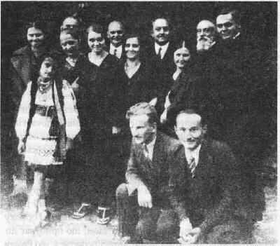 Роман Шухевич сидить другий справа i родина Пачовських та Березиннських 1937 - фото 10