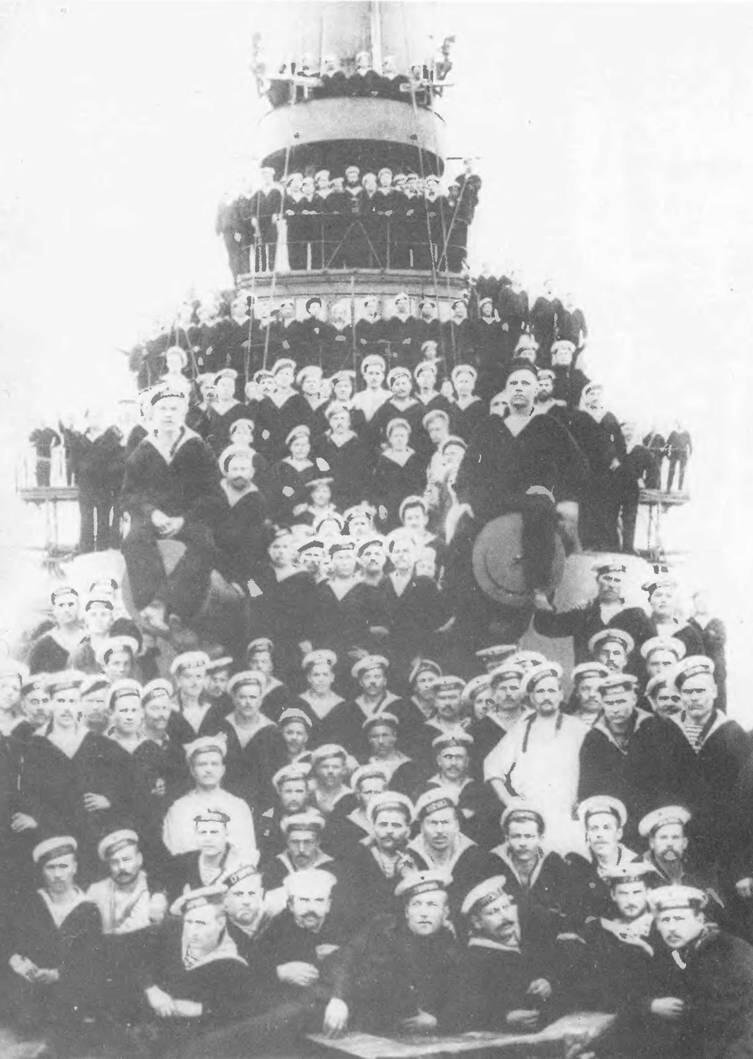 Команда эскадренного броненосца Князь Суворов фото вверху Эскадра на - фото 110