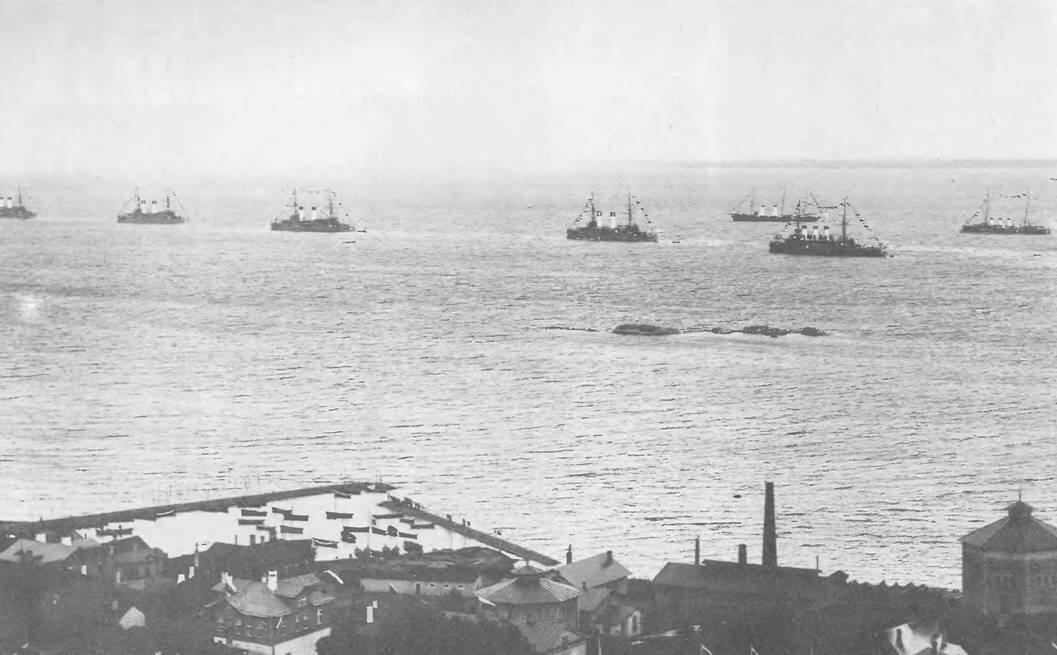 Эскадра на Ревельском рейде Эскадра входит в бухту НоссиБэ Эскадра в - фото 111