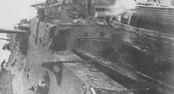 Боевые повреждения на броненосце Орел Повреждения кормовой части фото - фото 118