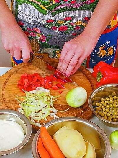Четвертинку красного болгарского перца нарезать соломкой Огурец не очищая от - фото 418