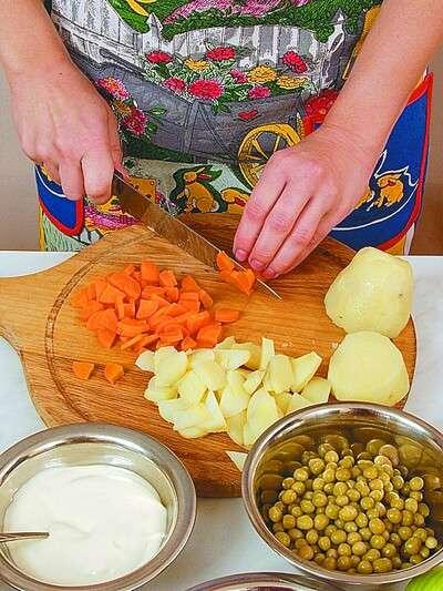 Картофель и морковь отварить остудить очистить от кожицы затем нарезать - фото 420