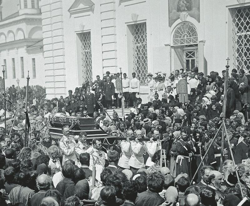 Николай II участвует в процессии перенесения мощей Серафима Саровского 1903 г - фото 31