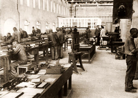 На фото Вязні працюють на заводі в Аушвіці Табори Освенціма Табірний - фото 1